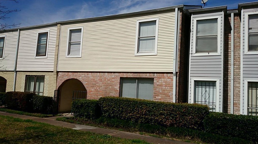 9032 Wilcrest Dr, Houston TX  77099-1848 exterior