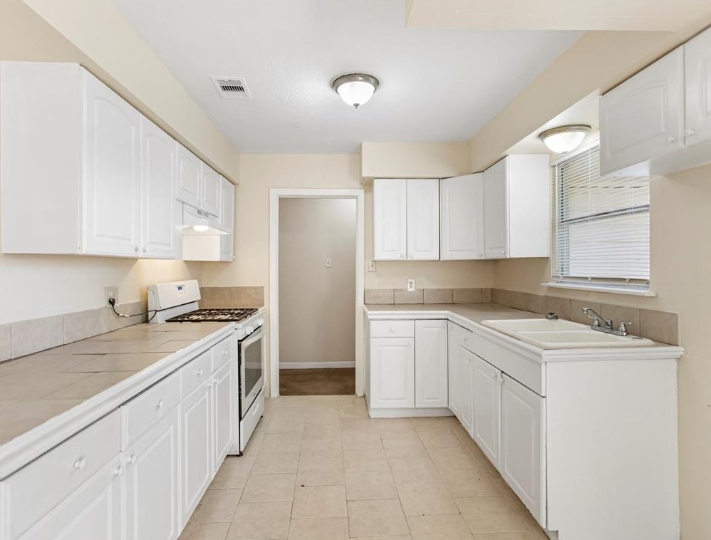 2923 Ebbtide Dr, Houston TX  77045-4711 exterior