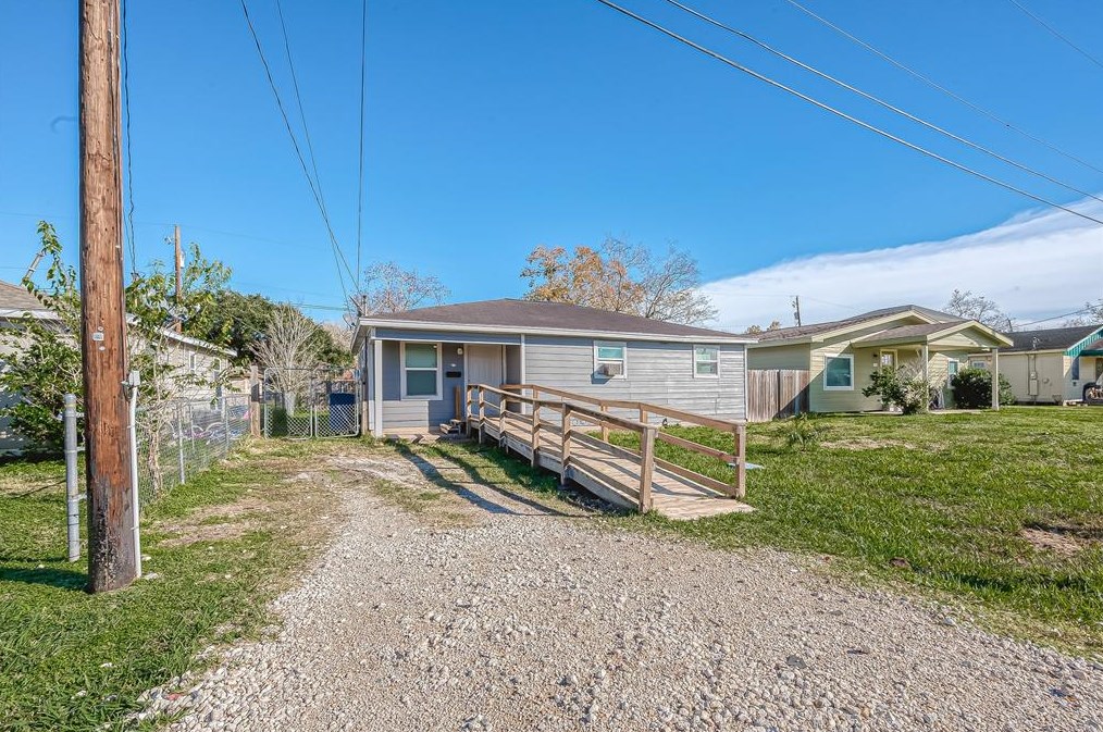412 Snow Dr, West Columbia, TX 77486