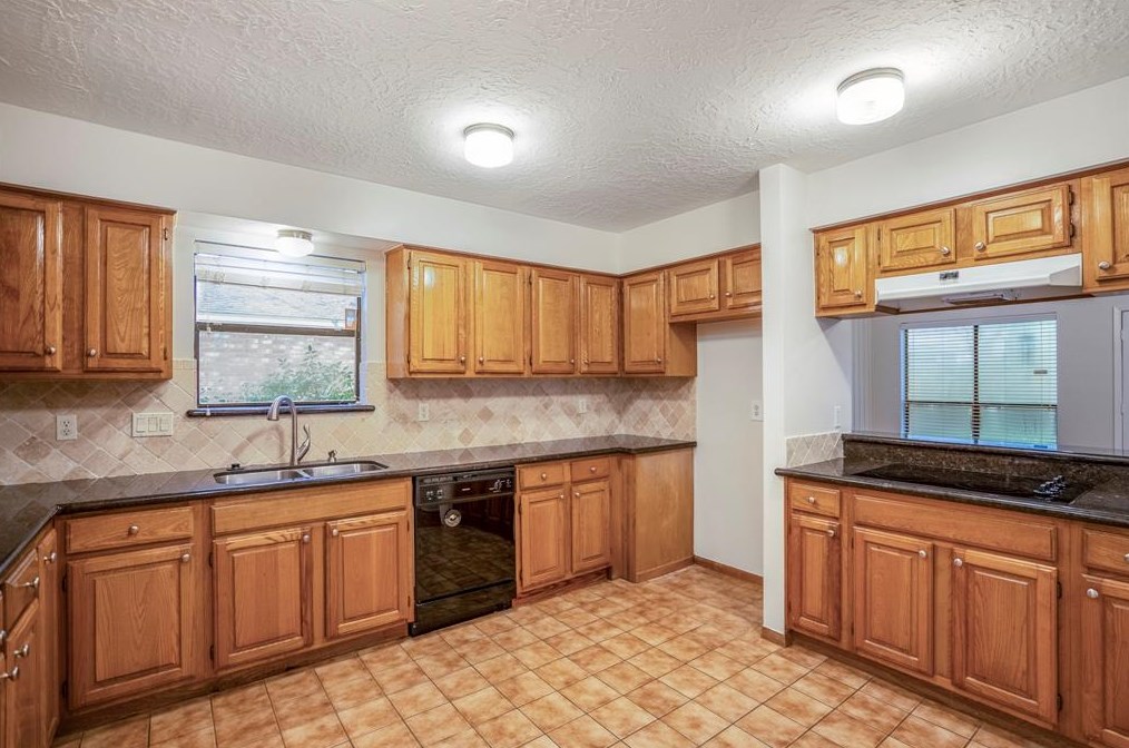 11810 Stillwater Dr, Houston TX  77070-1204 exterior