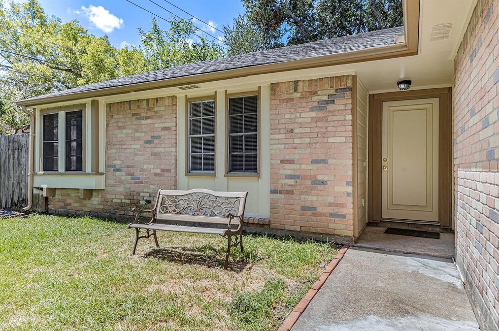 16618 White Star Dr, Houston, TX 77062