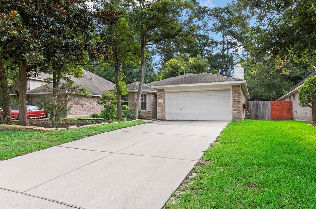 247 W Misty Dawn Dr, Conroe, TX 77385
