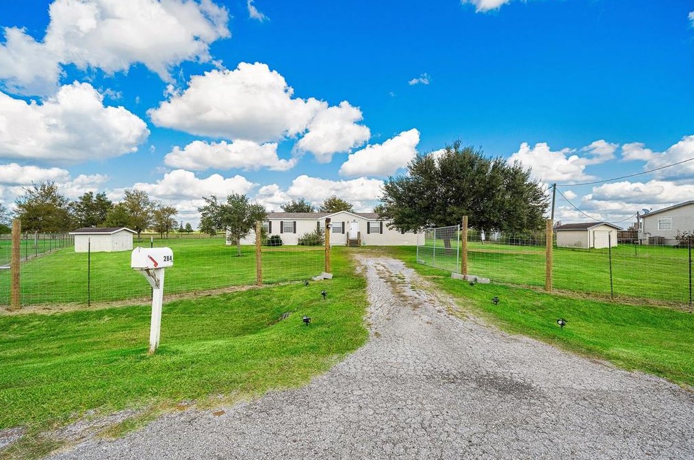 284 Boone Cir, Tavener, TX 77435-7802