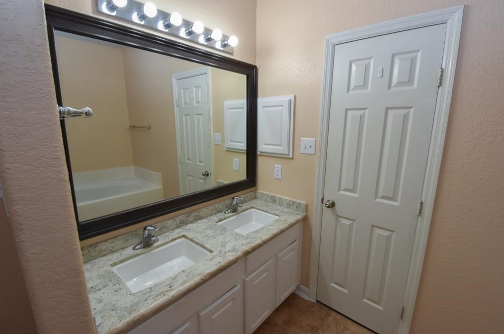 8811 Silent Willow Ln, Sugar Land TX  77479-5482 exterior