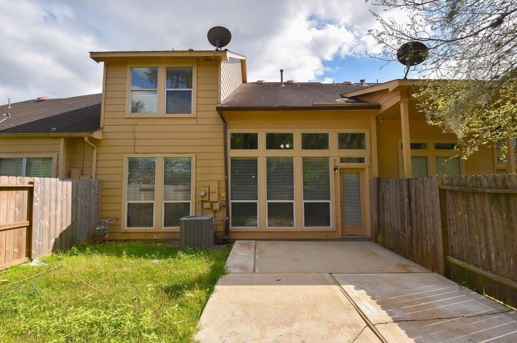 8811 Silent Willow Ln, Sugar Land TX  77479-5482 exterior