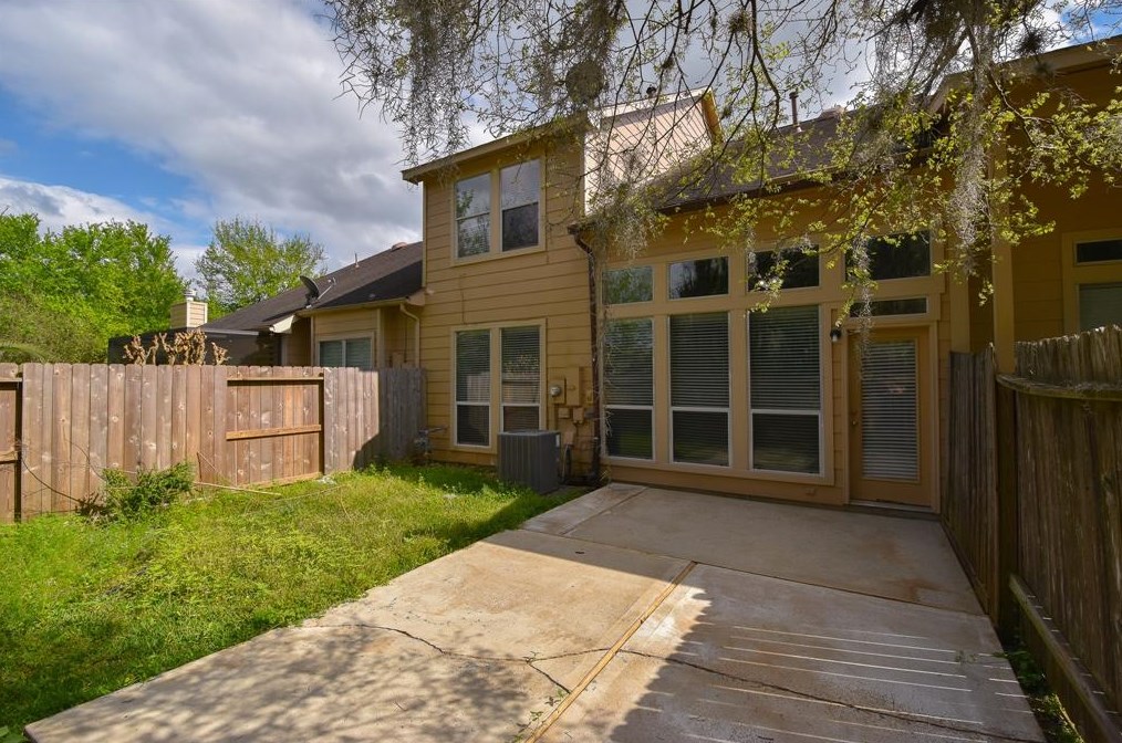 8811 Silent Willow Ln, Sugar Land TX  77479-5482 exterior