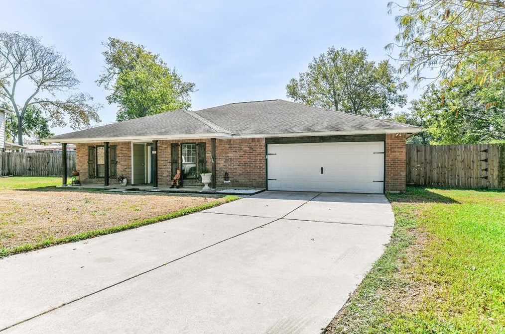 100 Lazy Hollow Dr, League City, TX 77573-1722