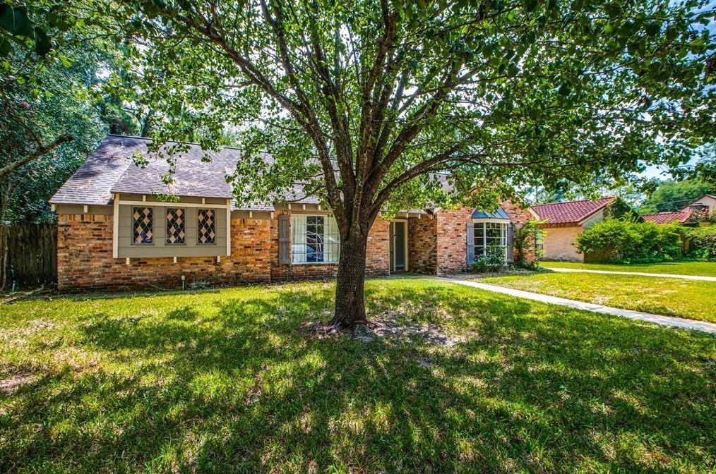 211 E North Hill Dr, Spring, TX 77373
