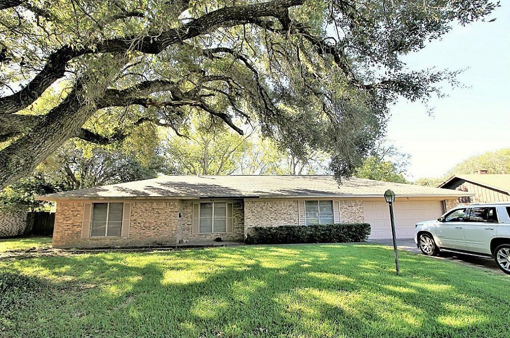 608 University St, Dinsmore, TX 77488
