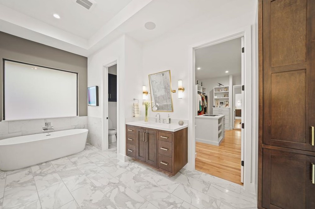 1023 Briarmead Dr, Houston TX  77057-2928 exterior