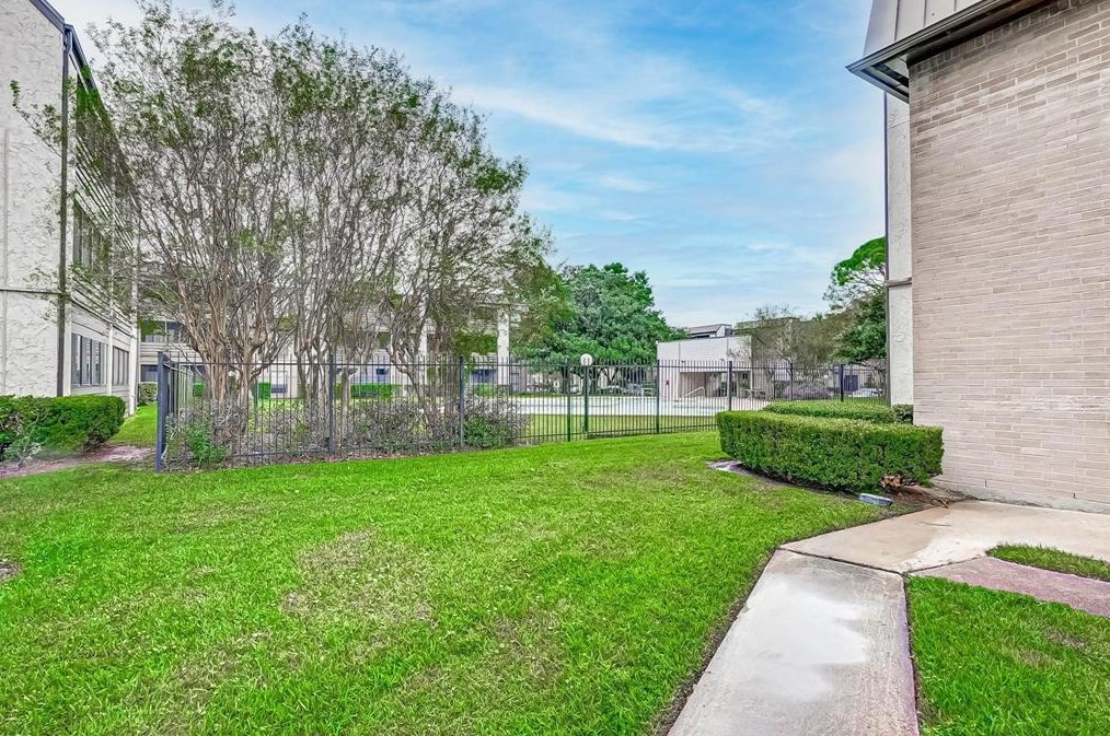 3045 Walnut Bend Ln, Houston TX  77042-6023 exterior