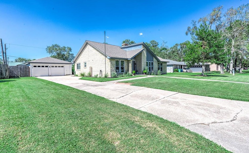 27 Finetta Ln, Alvin, TX 77511