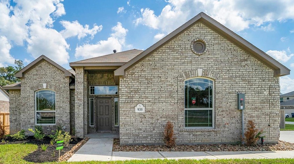 935 Waukegan Rd, Conroe TX  77306-6828 exterior