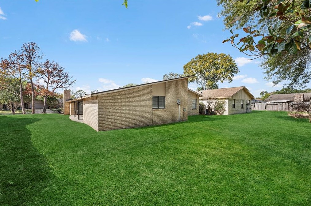 7307 Loma Alta Dr, Houston TX 77083-4242 exterior