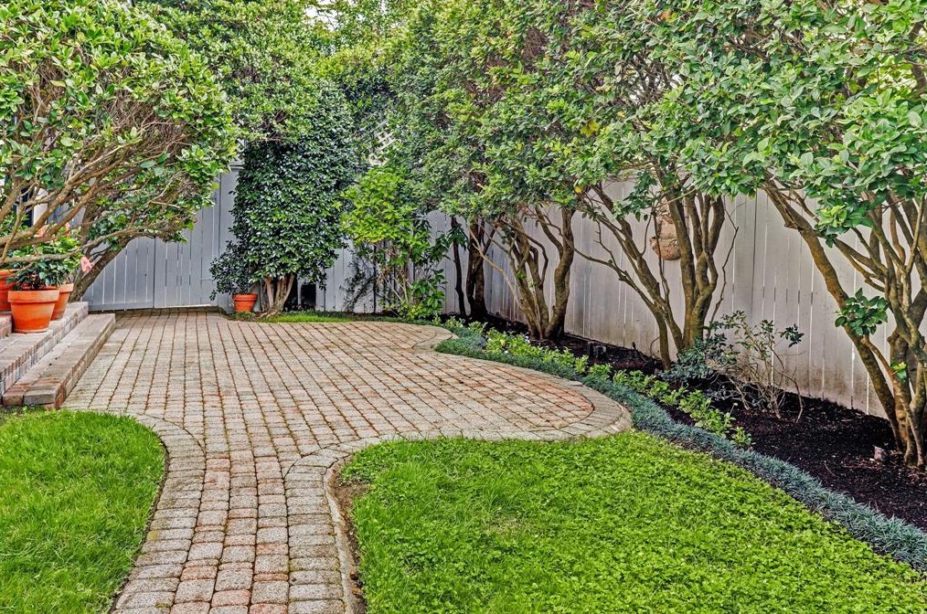 1207 Ripple Creek Dr, Houston TX  77057-1764 exterior