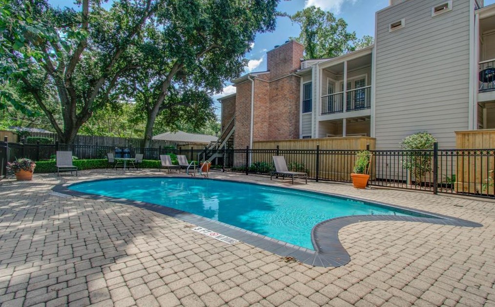 2001 Bering Dr, Houston TX  77057-3750 exterior