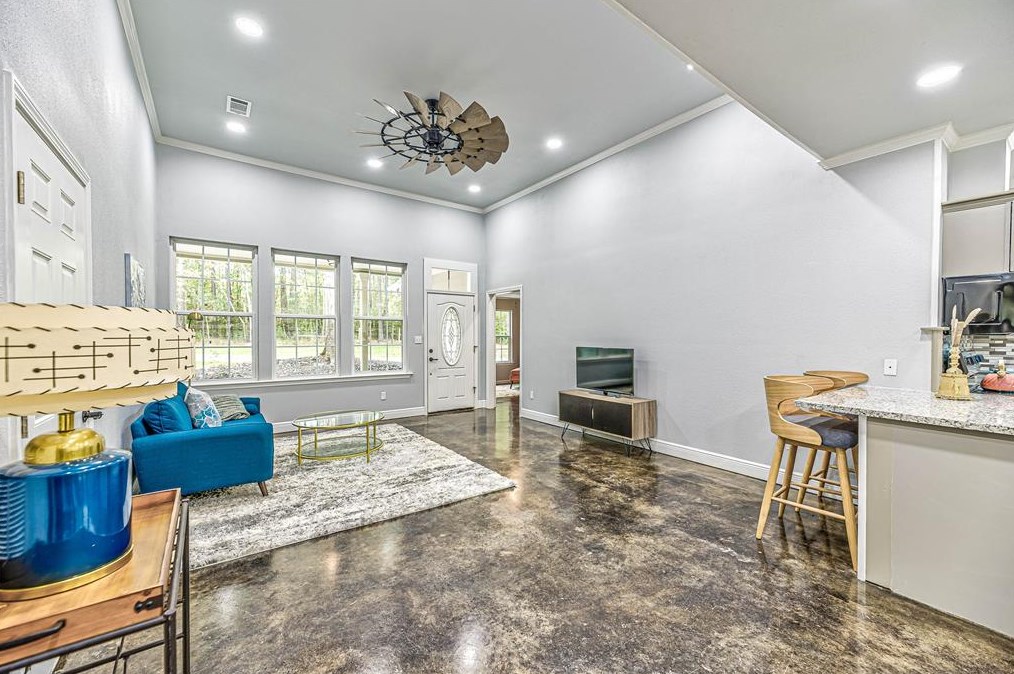 93 Circle Oak St, Pointblank, TX 77364-7569