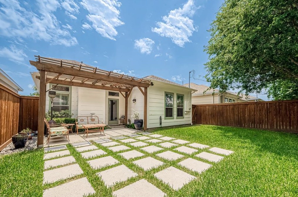 6093 Yale St, Houston, TX 77076-3925