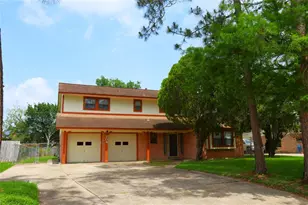 204 Banyan St, Lake Jackson, TX 77566 - Photo 1