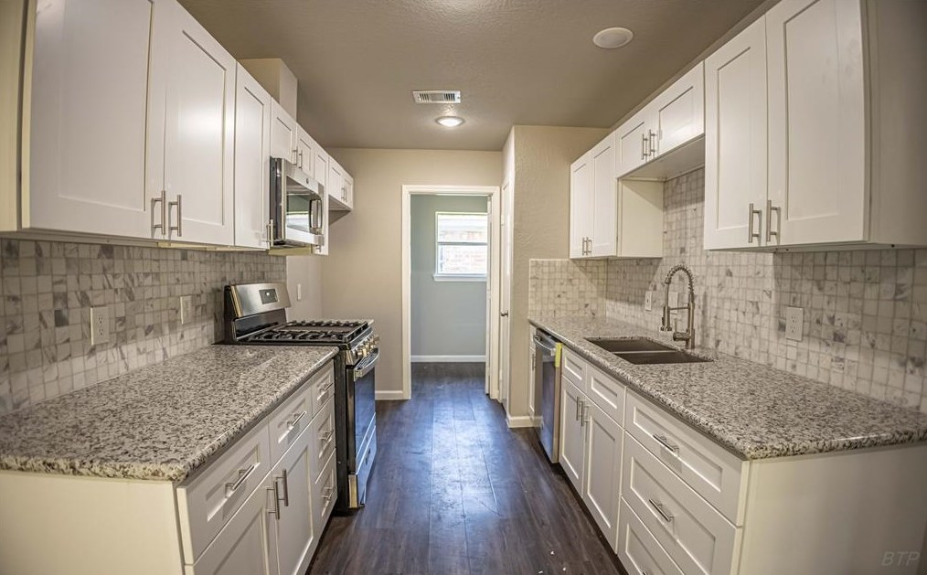 8703 Valley Ledge Dr, Houston TX  77078-3727 exterior