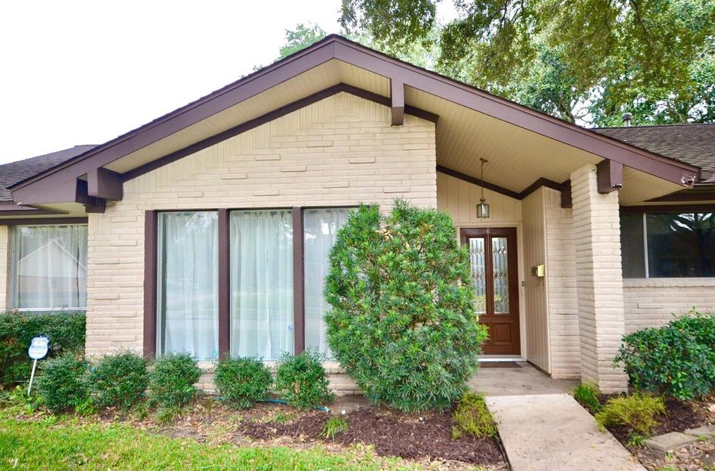 6046 Valkeith Dr, Houston, TX 77096-3833