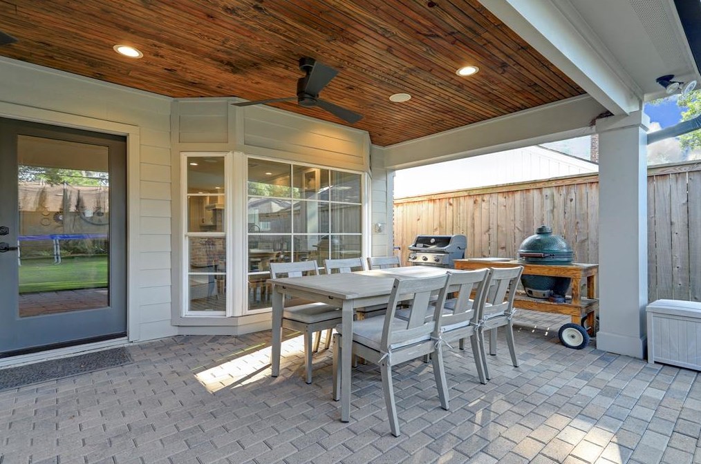 10027 Cedar Crk Dr, Houston TX  77042-2045 exterior