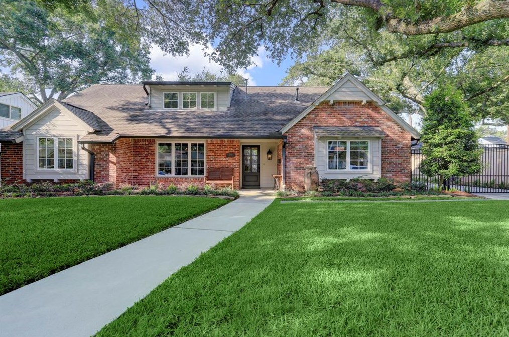 10027 Cedar Creek Dr, Houston, TX 77042-2045