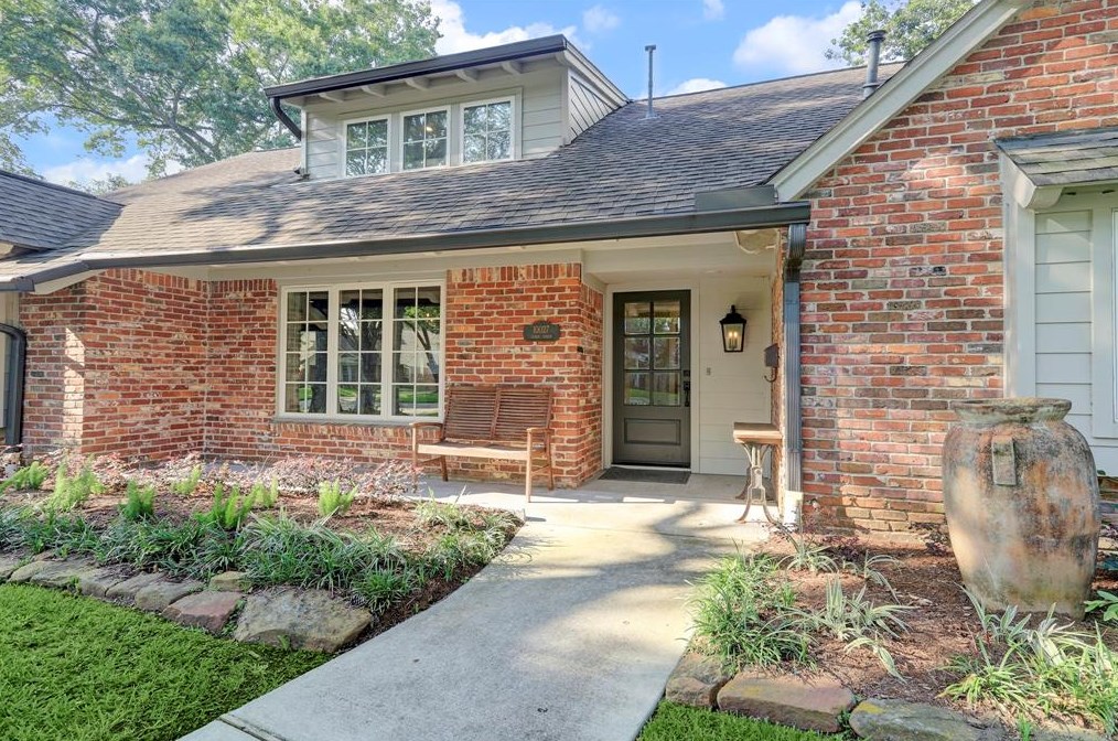 10027 Cedar Creek Dr, Houston TX  77042-2045 exterior