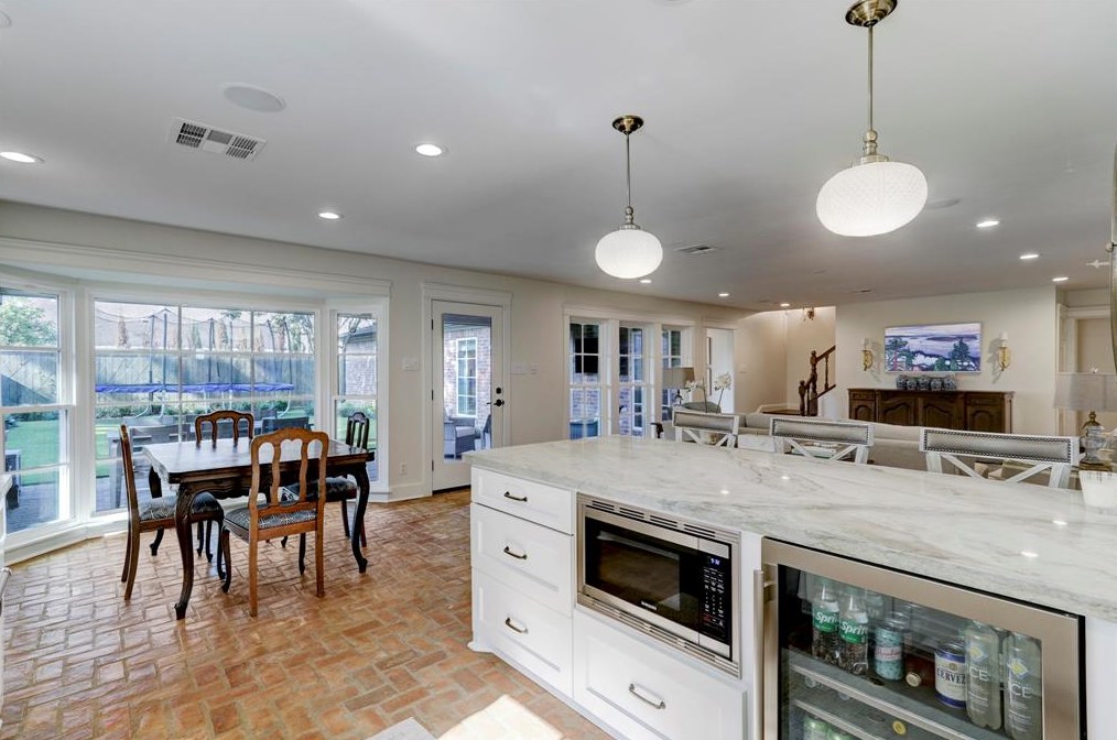 10027 Cedar Crk Dr, Houston TX  77042-2045 exterior