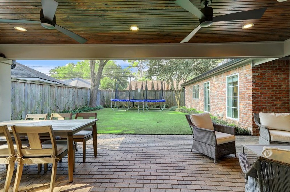 10027 Cedar Crk Dr, Houston TX  77042-2045 exterior