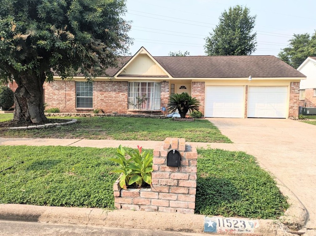 11523 Pine Knoll Dr, Houston, TX 77099-2611