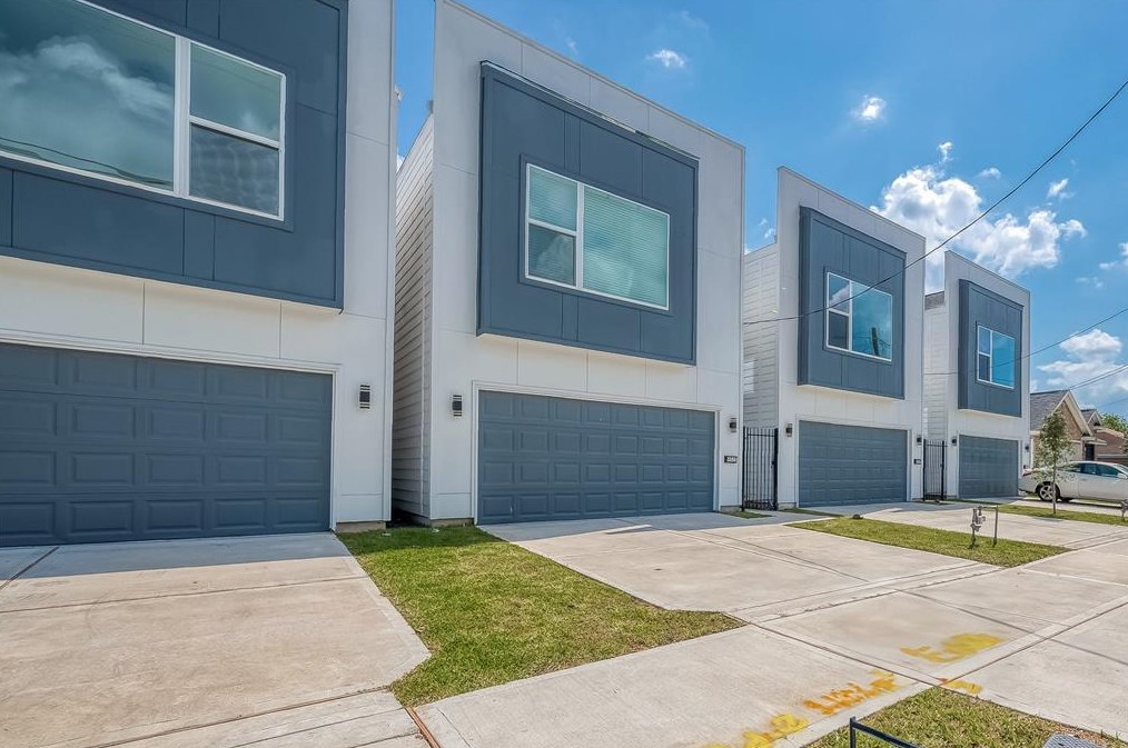 4525 Sunflower St, Houston, TX 77051-2037