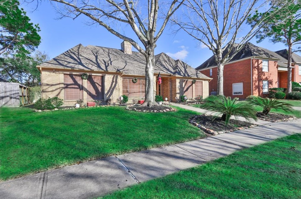 2101 Riverside Dr, League City, TX 77573-5892