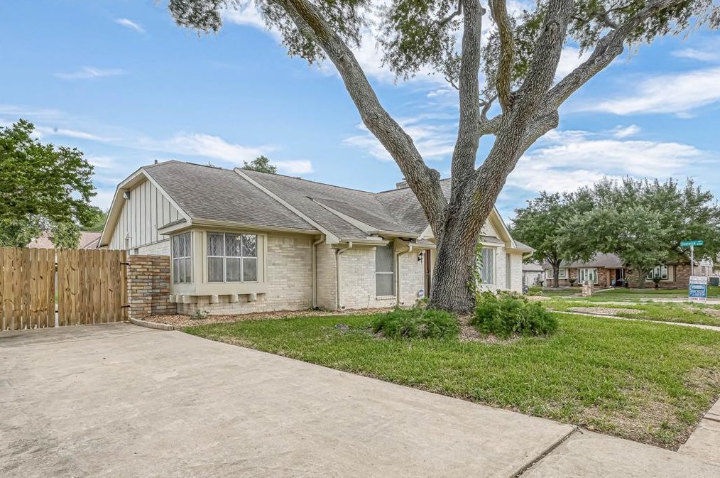 8706 Tavistock Dr, Houston, TX 77031-3409