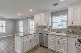 725 10th St, Dickinson, TX 77539 - Photo 10
