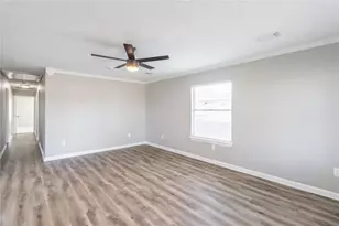 725 10th St, Dickinson, TX 77539 - Photo 2