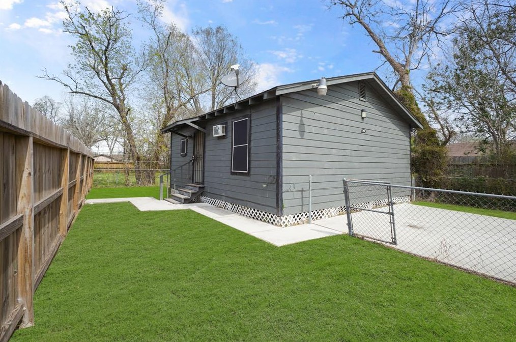 26 Sabra Ct #b, Houston, TX 77048