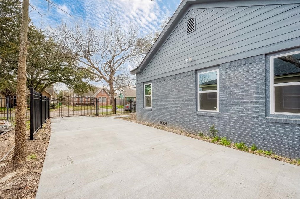 2711 Eagle St, Houston TX  77004-4574 exterior