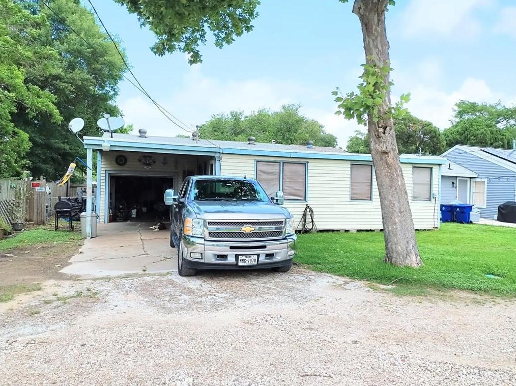 911 16th Ave N, Texas City, TX 77590