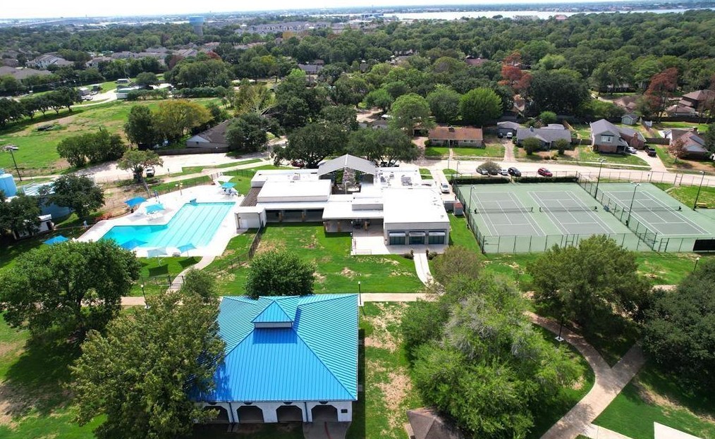 1847 Raintree Cir, Taylor Lake Village TX 77586-5929 exterior