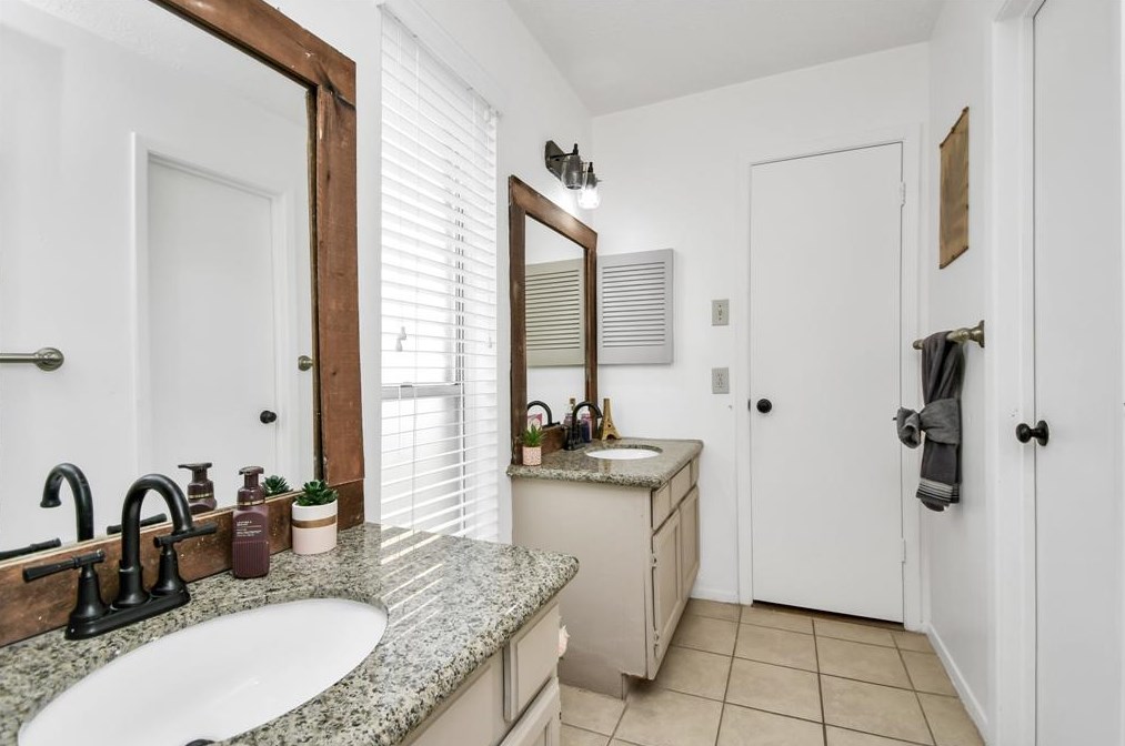 16022 Beechnut St, Houston TX  77096-1213 exterior