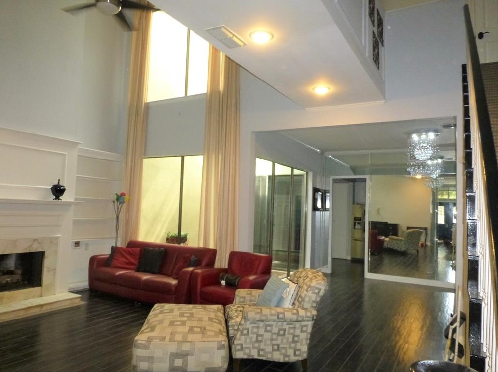 3 Bayou Pointe Dr, Houston, TX 77063