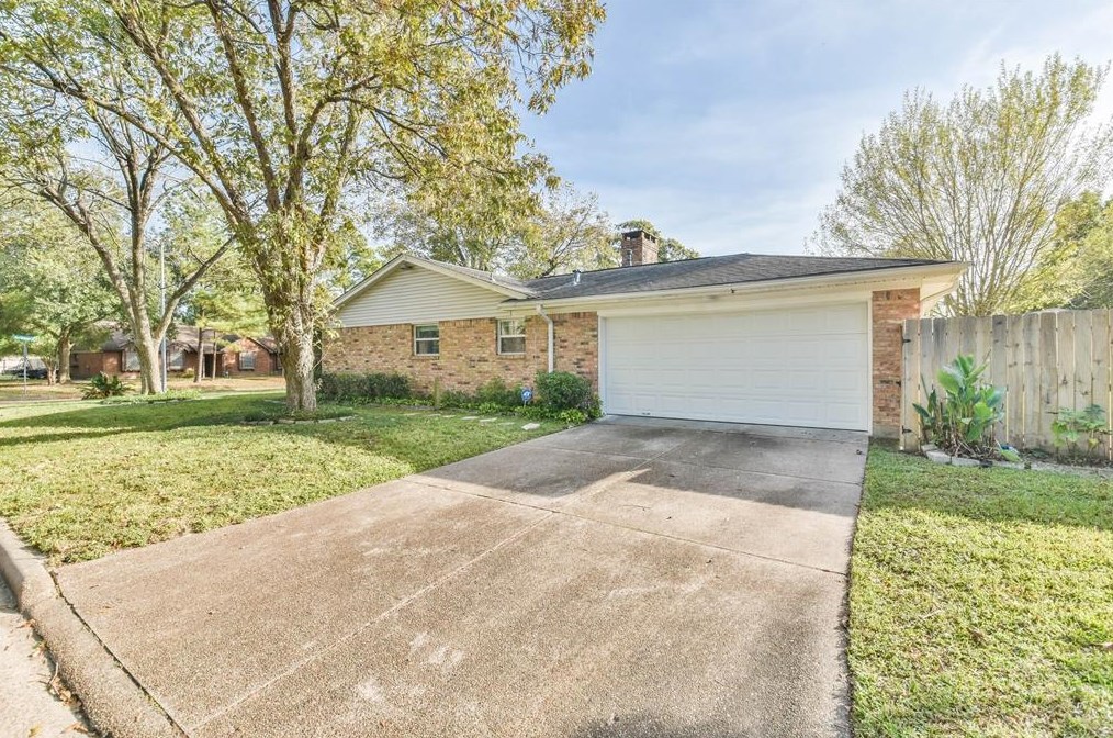 923 Twinbrooke Dr, Houston TX  77088-2012 exterior