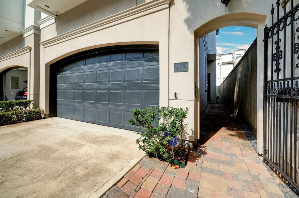 1713 Johnson St, Houston, TX 77007-4105