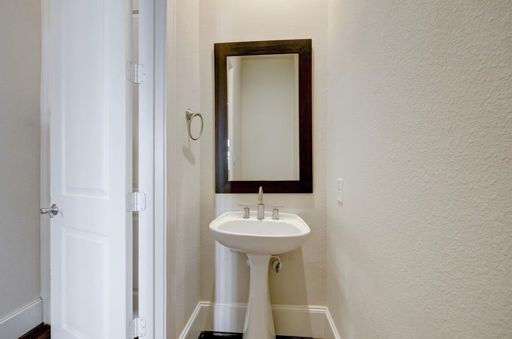 1713 Johnson St, Houston TX 77007-2916 exterior