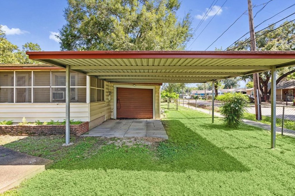 400 Dorchester St, Houston, TX 77022-4902