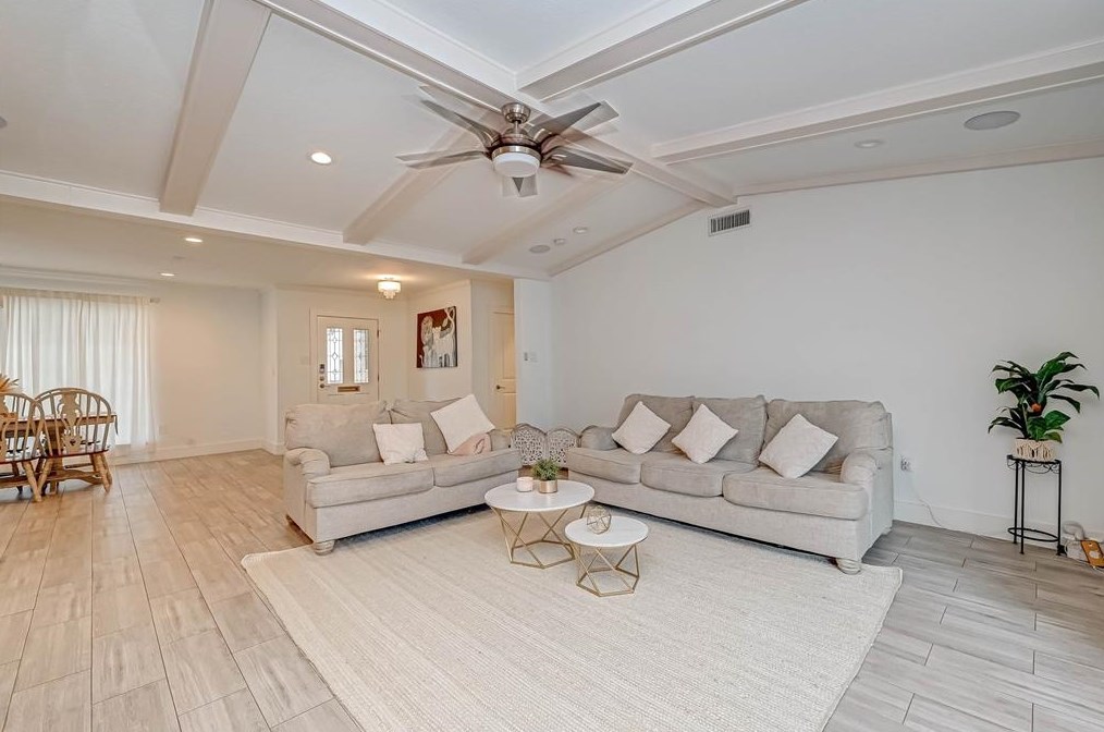 5027 Yarwell Dr, Houston TX  77096-5329 exterior