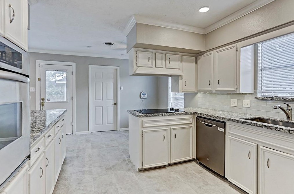 9002 Landsdowne Dr, Houston TX  77096-2914 exterior