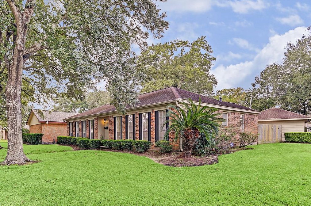9002 Landsdowne Dr, Houston, TX 77096