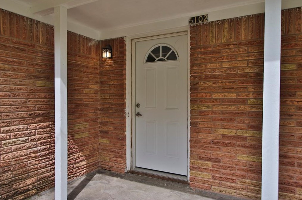 5102 Knotty Oaks Trl, Houston TX  77045-4015 exterior
